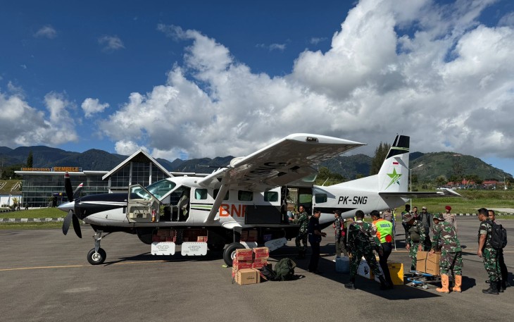 Pesawat BNPB membawa bantuan logistik dan peralatan telah mendarat di Bandara Rembele, Kabupaten Bener Meriah, Provinsi Aceh, Sabtu (29/11). Nantinya bantuan ini akan didistribusikan ke Kabupaten Bener Meriah dan Kabupaten Aceh Tengah.