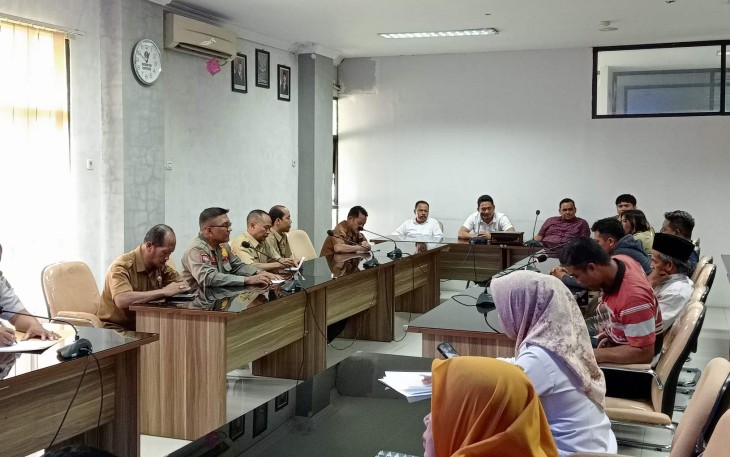 Situasi Audiensi Komisi 3 DPRD Kabupaten Blitar bersama Sejumlah Pekerja Tambang Pasir, Senin (3/3/2025). (Foto : tim Klikwarta.com)