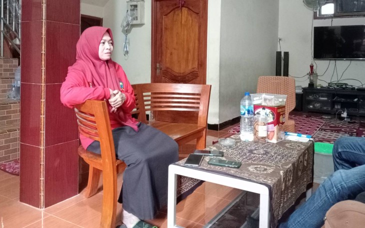 Kepala Desa Sumbersari Kecamatan Udanawu Kabupaten Blitar Hestiani Saat Dihubungi di Kediamannya (Foto : Klikwarta.com) 