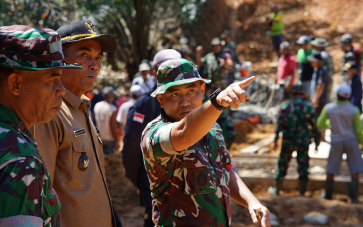Aku saat meninjau proses pengerjaan sasaran fisik pengecoran plat duiker. Memastikan material cukup dan memberikan arahan satgas bersama masyarakat.