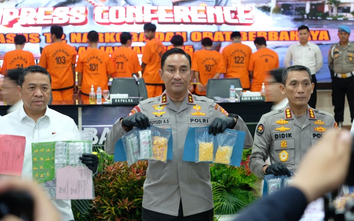 Kegiatan Press Conference dipimpin langsung oleh Kapolda Banten Irjen Pol Suyudi Ario Seto didampingi Dirresnarkoba Polda Banten Kombes Pol Erlin Tangjaya dan Kabid Humas Polda Banten Kombes Pol Didik Hariyanto