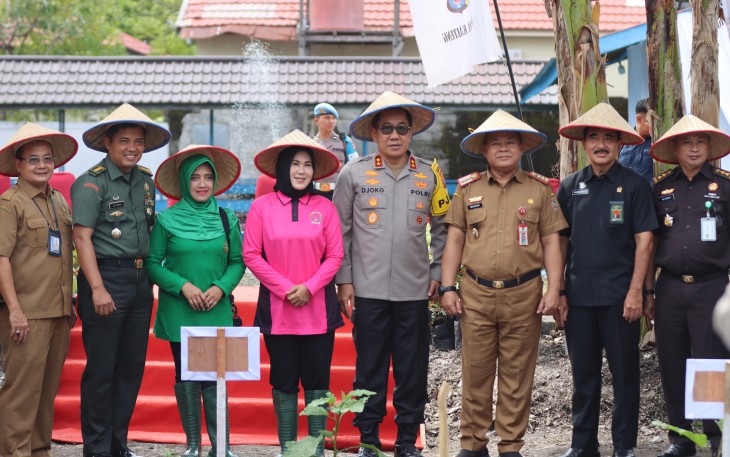 Polda Kalteng Bersama Bhayangkari Tebar 5000 Benih Ikan dan 1000 Bibit Tanaman Dukung Ketahanan Pangan dan MBG