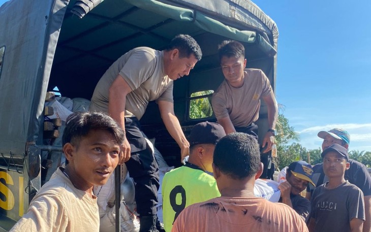 Penyaluran Bantuan Pangan Bagi korban Banjir
