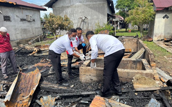 Tim Inafis Polres Aceh Singkil saat Olah TKP Kebakaran Tiga Rumah di Desa Pulo Sarok