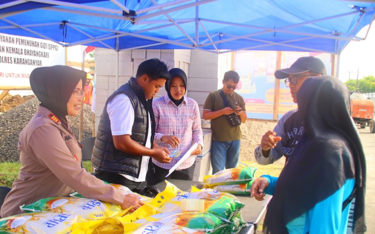 Polres Karanganyar bersama Bulog distribusikan 1 ton beras kepada masyarakat dalam Kegiatan Gerakan Pangan Murah di kawasan Kauman, Kelurahan Cangakan, Karanganyar, Jumat (8/8/2025).