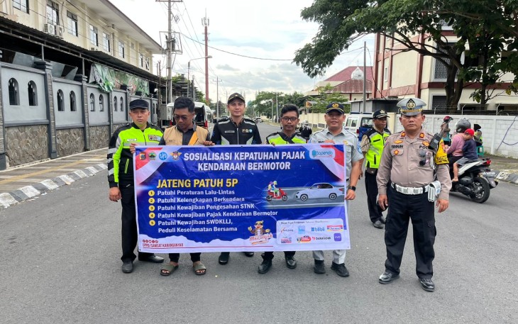 Satlantas Polres Karanganyar bersama BKD, UPPD Karanganyar dan Jasa Raharja.menggelar kegiatan sosialisasi kepatuhan pembayaran pajak kendaraan bermotor di kawasan Jalan Mas Mansyur, Kamis sore (27/11/2025).