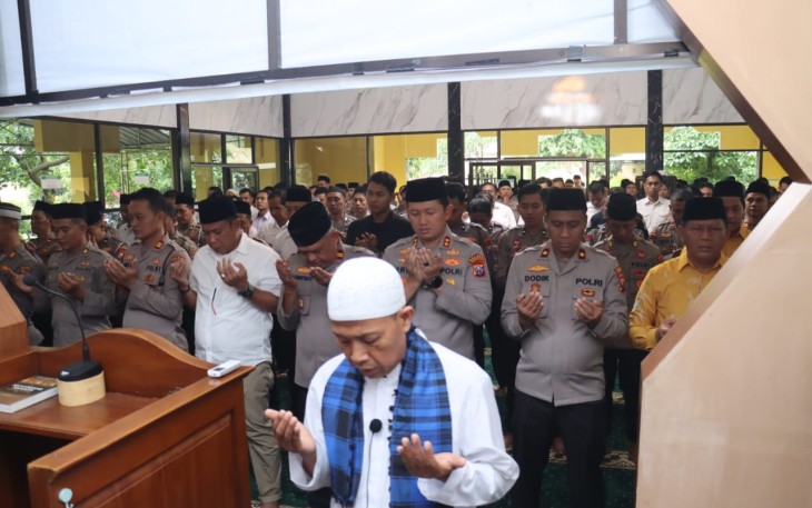 Polres Magetan saat Sholat Ghoib pada Rabu (3/12/2025) di Masjid Shiratal Mustaqim.