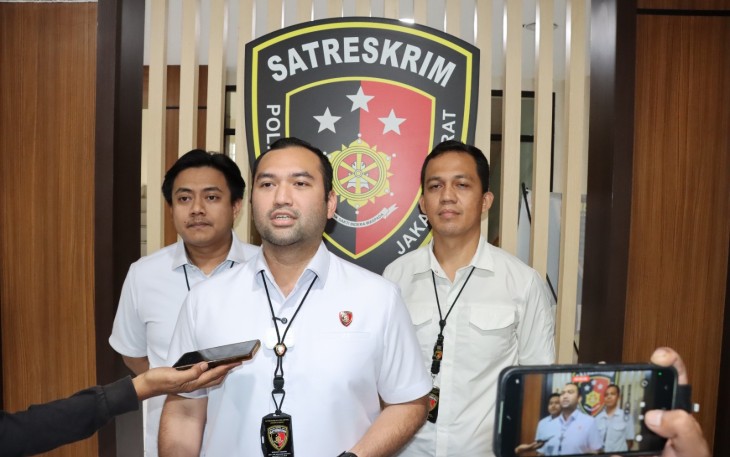 Wakasat Reskrim Polres Metro Jakarta Barat, Kompol Raden Dwi Kennardi Dewanto Prathista, didampingi Kanit Krimsus AKP Edi Wibowo dan Kasubnit Ekonomi Iptu Leo J Sitepu, dalam konferensi pers.