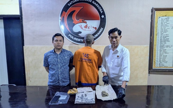 Tersangka (tengah) beserta barang bukti saat diamankan