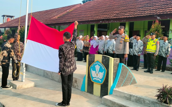 Polsek Belitang III saat Giat Upacara Bendera di SMPN I Belitang Jaya