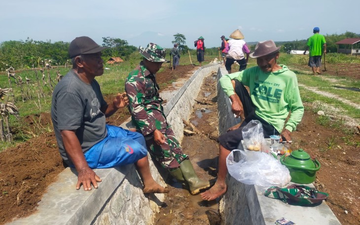 Anggota TNI Kodim Ponorogo ikut Kerja Bakti Bersih Bersih Parit