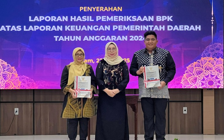 Bupati Bintan Roby Kurniawan saat menerima LHP atas LKPD Tahun Anggaran 2024 dari Kepala Perwakilan BPK Provinsi Kepulauan Riau di Auditorium Kantor BPK Kepri, Jumat (23/05).