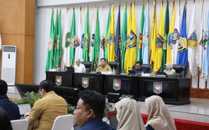 Rapat Koordinasi (Rakor) Pengendalian Inflasi Tahun 2025 yang berlangsung secara hybrid dari Gedung Sasana Bhakti Praja (SBP) Kantor Pusat Kemendagri, Jakarta, Senin (2422025).