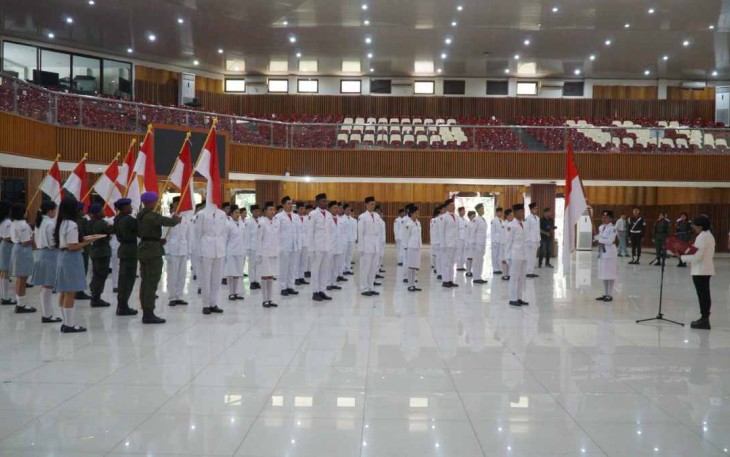 Rektor UKSW Intiyas Utami kukuhkan 65 anggota Paskibraka menjelang Upacara Upacara HUT ke-80 Kemerdekaan Republik Indonesia (RI) di BU, Sabtu (16-08-2025) (2).jpg