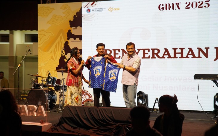 Rektor UKSW memberikan Jersey Satya Wacana Salatiga (SWS) kepada Gubernur Jawa Tengah dan Wali Kota Salatiga saat penutupan GIHN.JPG