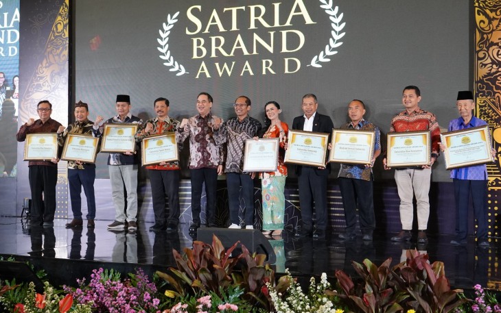 Rektor UKSW saat berfoto bersama dengan penerima penghargaan Satria Brand Award kategori Satria Edukasia Award