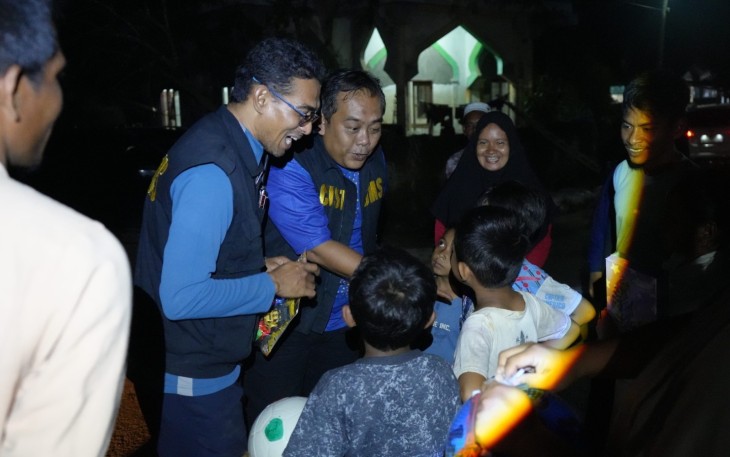 Relawan Kemenkeu saat Salurkan Bantuan hingga Malam Hari