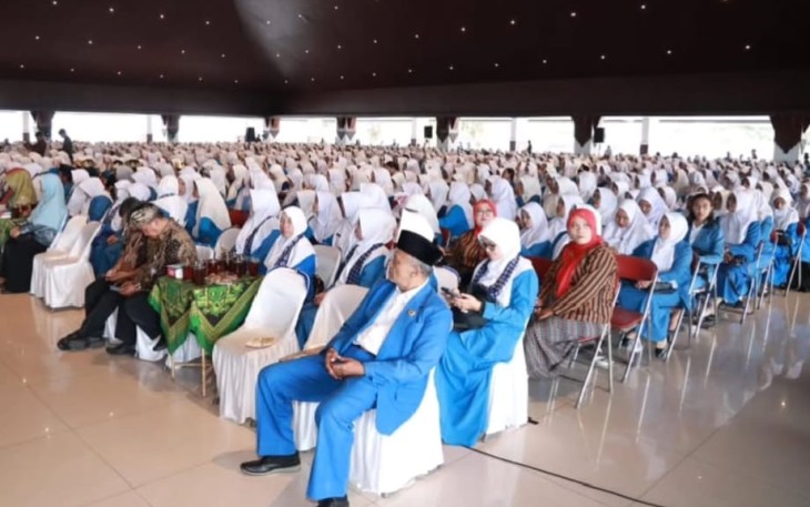 Ribuan guru TK se-Kabupaten Karanganyar memperingati HUT ke-75 IGTKI-PGRI di Gedung Kebudayaan Karanganyar, Selasa (2752025).