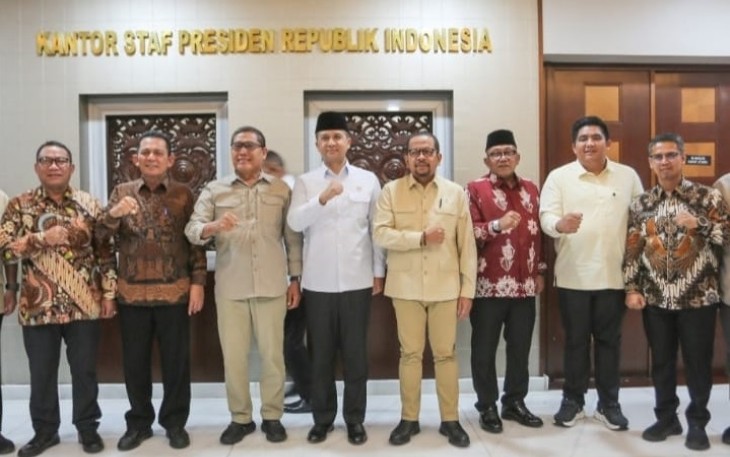 Bupati Roby saat menghadiri Rapat Koordinasi bersama Kepala Staf Kepresidenan serta Menteri Transmigrasi RI, membahas Konsep Awal Desain Pembangunan Wilayah Kepulauan Riau, Rabu (0705) 