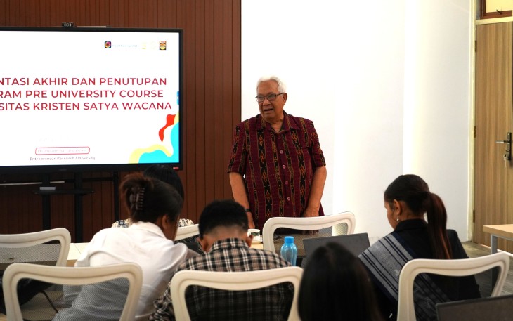 Sambutan Profesor Dr. (H.C.) Willi Toisuta, Ph.D., dalam penutupan kegiatan Pre-University Course (PUC) 2025 di Ruang Kelas Tematik UKSW Satu Hati.
