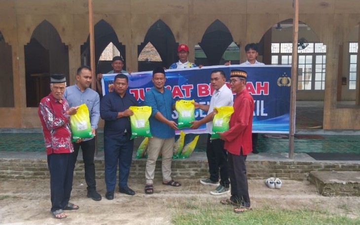 Sat Reskrim Polres Aceh Singkil saat Bagikan Sembako