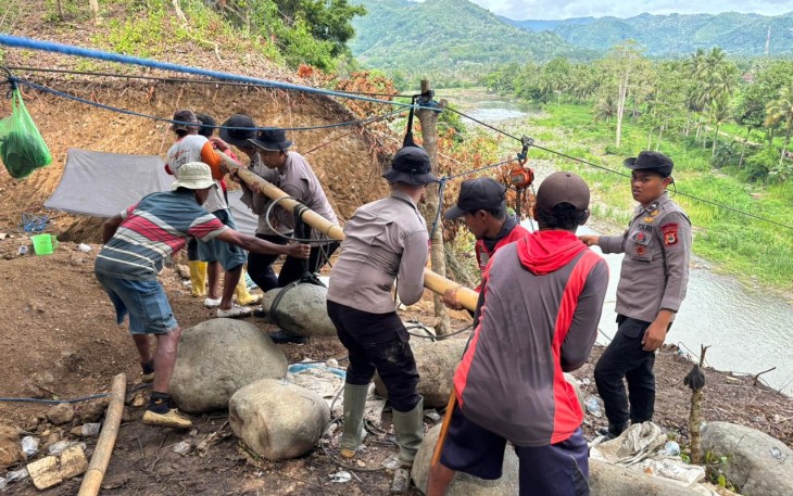 Satbrimobda Sulsel Bangun Jembatan Gantung di Soppeng