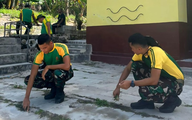 Satgas Pamtas RI–RDTL Sektor Timur Pos Auren–Fatuha saat Gelar Karya Bakti Bersihkan Gereja Paroki Alas