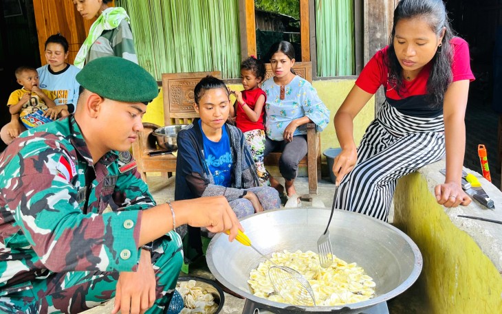 Satgas Pamtas Bimbing Warga Lookeu Buat Keripik Pisang