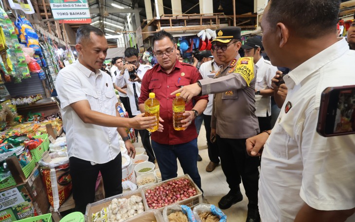 Satgas Pangan Polda Kalteng Bersama Disdagperin saat Cek Pasar Tradisional