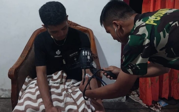Tim kesehatan satgas TMMD Kodim 1310/Bitung saat melakukan pemeriksaan kesehatan terhadap salah satu personil satgas yang sedang sakit