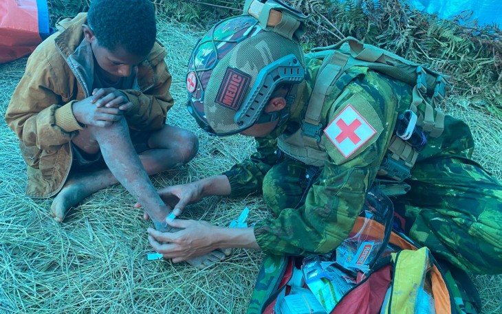 Satgas TNI Pos Eromaga Layani Kesehatan Pengungsi di Eronggobak
