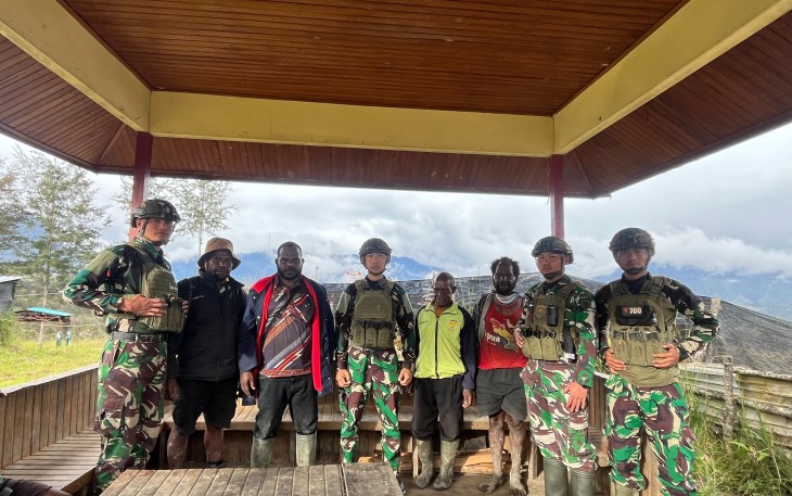 Satgas TNI saat Terima Kunjungan DPRD Puncak di Pos Eromaga