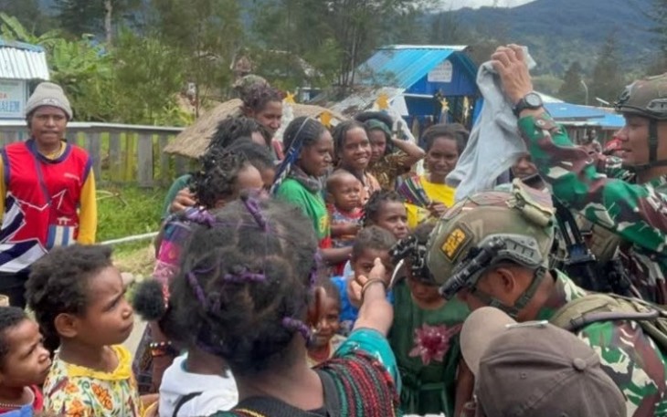 Satgas Yonif 323BP Divif 1 Kostrad saat Bagikan Pakaian untuk Masyarakat Pedalaman Papua