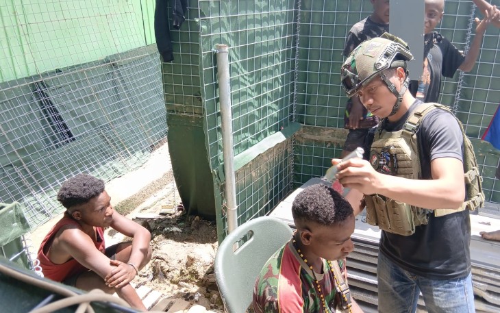 Satgas melaksanakan kegiatan “Barber Shop TNI” dengan mencukur rambut 10 orang siswa SD 03 Mayuberi.