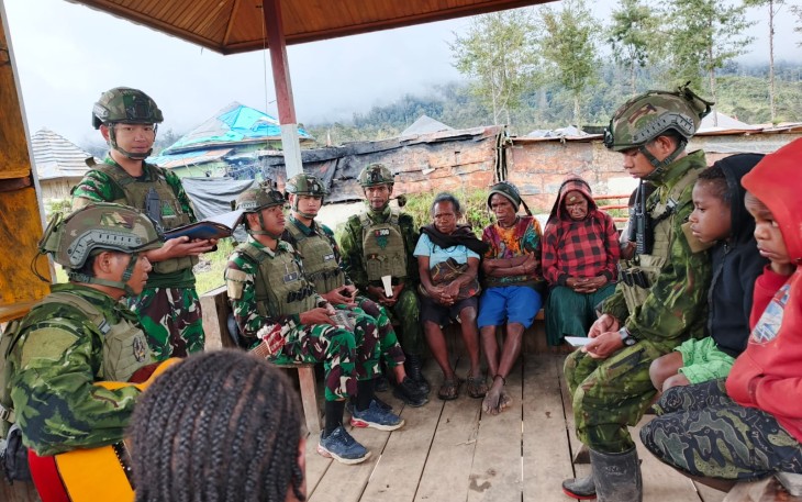Satgas Yonif 700/WYC Menyatukan Hati dalam Ibadah Bersama Umat