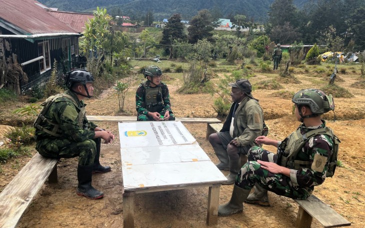 Satgas Yonif 700/WYC saat menggelar kegiatan binter terbatas dengan anjangsana ke Kampung Wako, Distrik Gome, Kabupaten Puncak.