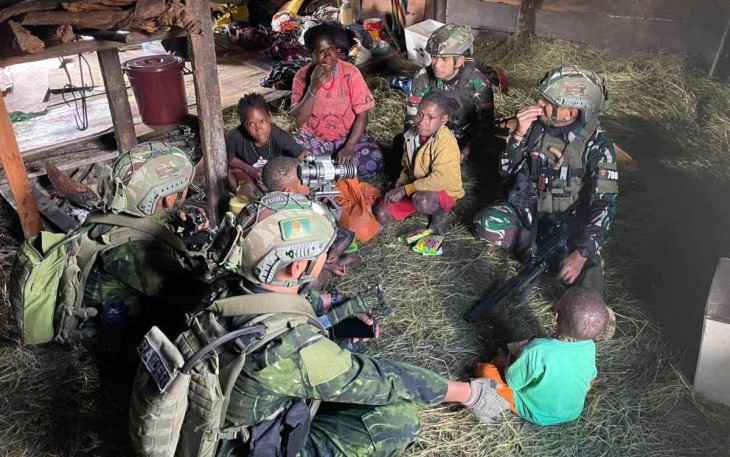 Satgas Yonif 700Wira Yudha Cakti menyapa warga Kampung Gigobak, Distrik Sinak.