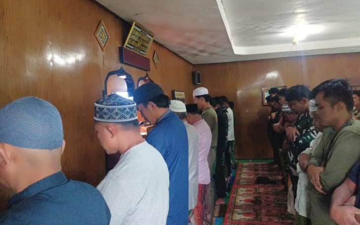 Warga Kampung Gigibak dan personel Satgas Yonif 700/Wira Yudha Cakti dari Pos Kout Sinak melaksanakan sholat Jumat berjamaah bersama.