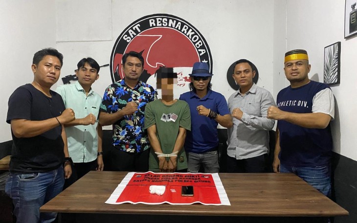 Satresnarkoba Polres Bitung saat mengamankan seorang ABK karena kedapatan mengedarkan Narkotika Jenis Sabu di kota Bitung