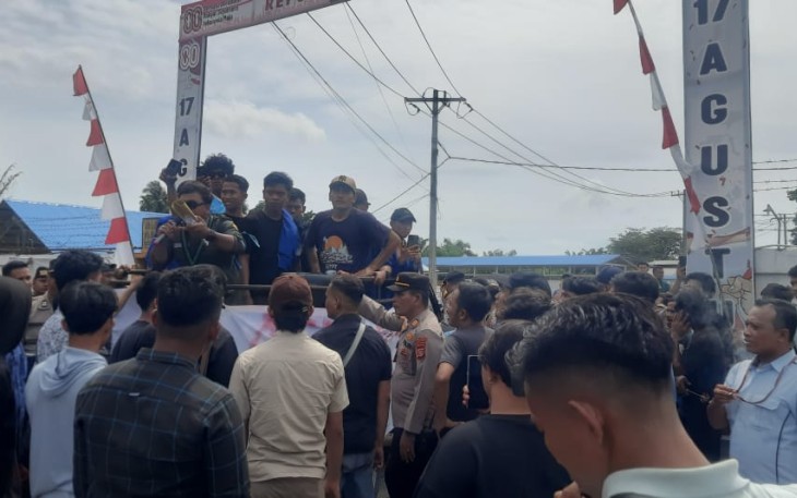 Sejumlah massa yang tergabung dalam Gerakan Aliansi Pemuda Aceh Singkil saat melakukan aksi unjuk rasa di kantor PT.Socfindo setempat.