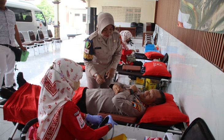 Sejumlah personel Polres Karanganyar mengikuti donor darah dalam rangka menyambut Hari Bhayangkara ke-79, Rabu (1162025), di Aula Jananuraga Polres setempat.