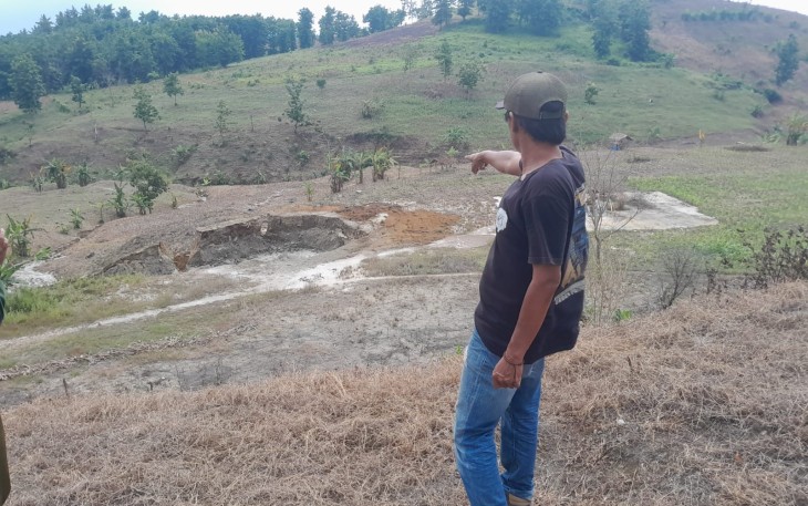 Semburan gas bercampur lumpur dan air di sumur tua Kedinding 10 yang merupakan WKP Pertamina EP-KSO K-Vell Blora Energi di Dukuh Kedinding Desa Ngraho kecamatan Kedungtuban kabupaten Blora.