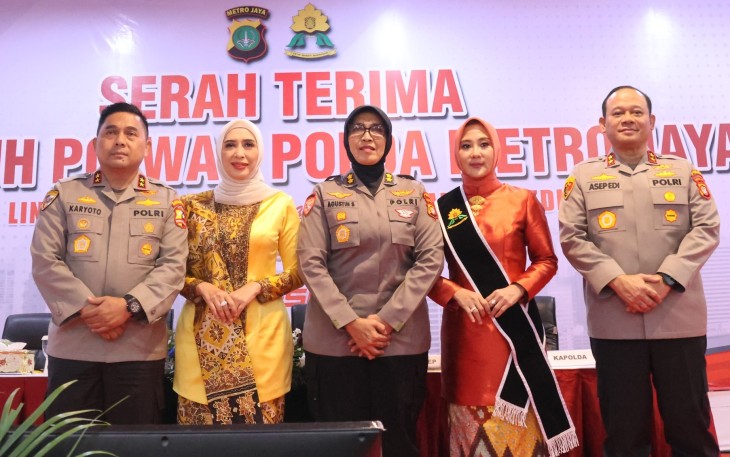 Serah Terima Ibu Asuh Polwan Polda Metro Jaya
