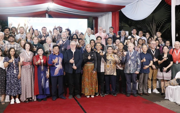 Sesi foto bersama para peserta UISPP 2025 dengan Wali Kota Salatiga beserta perwakilan UKSW dalam acara Welcome to Salatiga “The City of Harmony” Gala Dinner with Mayor di Rumah Dinas Wali Kota Salatiga.