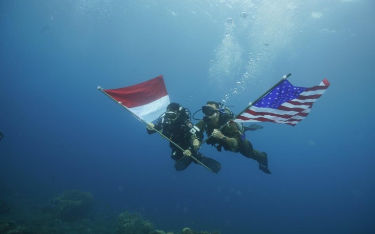 TNI AL bersama Kedutaan Besar Amerika melaksanakan penyelaman untuk memasang prasasti dan bendera kedua negara serta peletakan karangan bunga di area Shipwreck (bangkai kapal) U.S A.T Liberty.
