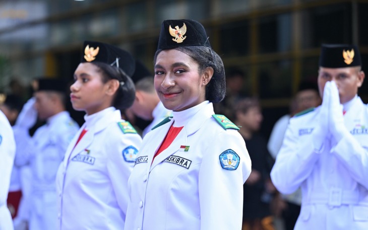 Murid Papua Kibarkan Bendera Merah Putih 