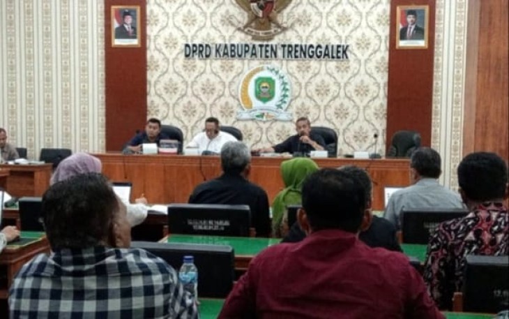Situasi rapat Pansus RPJMD DPRD Kabupaten Trenggalek, finalisasi evaluasi gubernur bersama eksekutif di Aula DPRD Trenggalek.