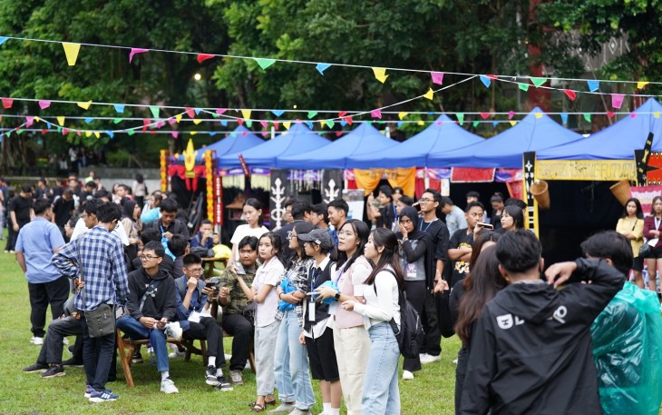 Suasana acara Welcoming Party Orientasi Mahasiswa Baru (OMB) 2025, Rabu (12-11-2025) di Lapangan John Osok.