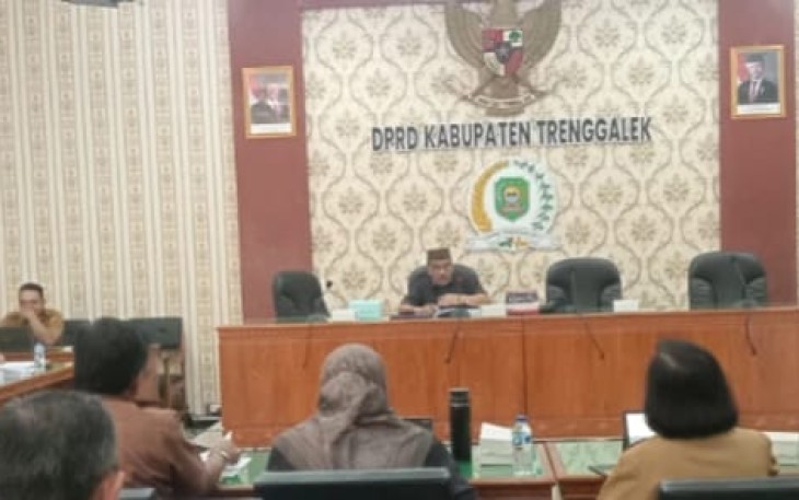 Suasana rapat kerja Bapemperda DPRD Kabupaten Trenggalek bersama tim asistensi Pemkab di Aula DPRD, Selasa (1062025).