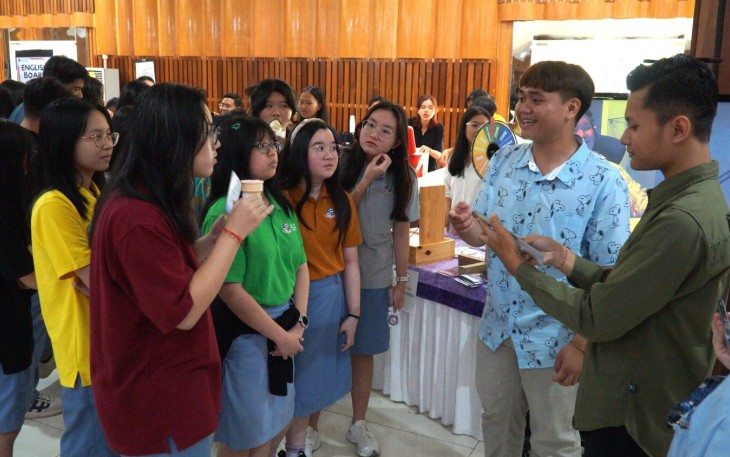 Suasana siswa SMA Kristen Kalam Kudus mengunjungi stan fakultas-fakultas dalam acara Dolan UKSW di Balairung Universitas